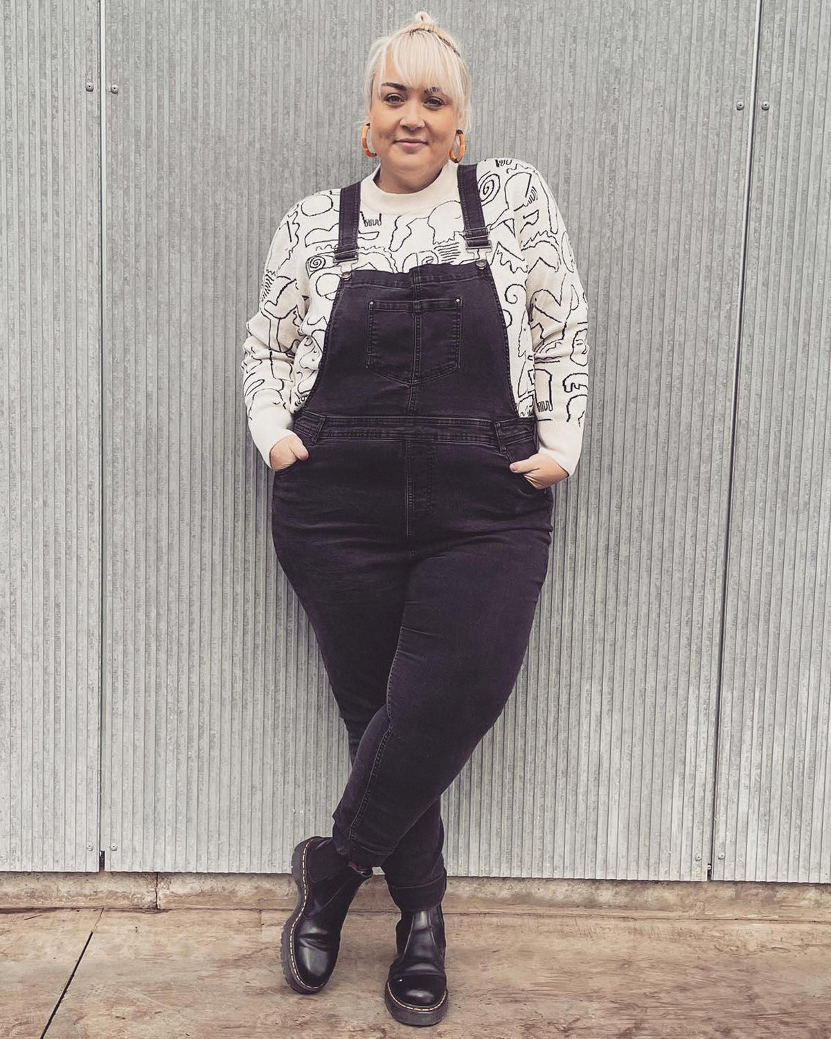 https://cdn.media.amplience.net/i/drmartens/26205001.83.jpg