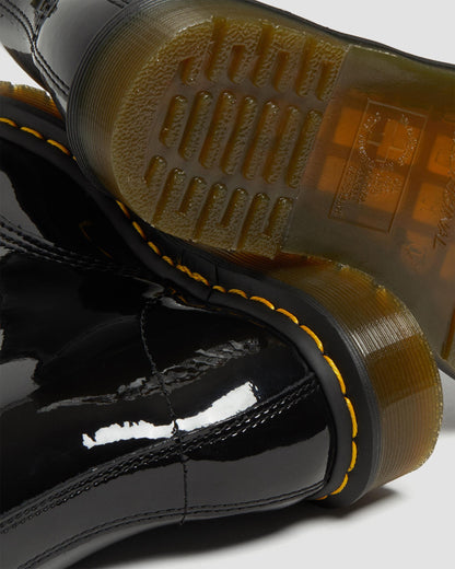 https://cdn.media.amplience.net/i/drmartens/11821011.82.jpg