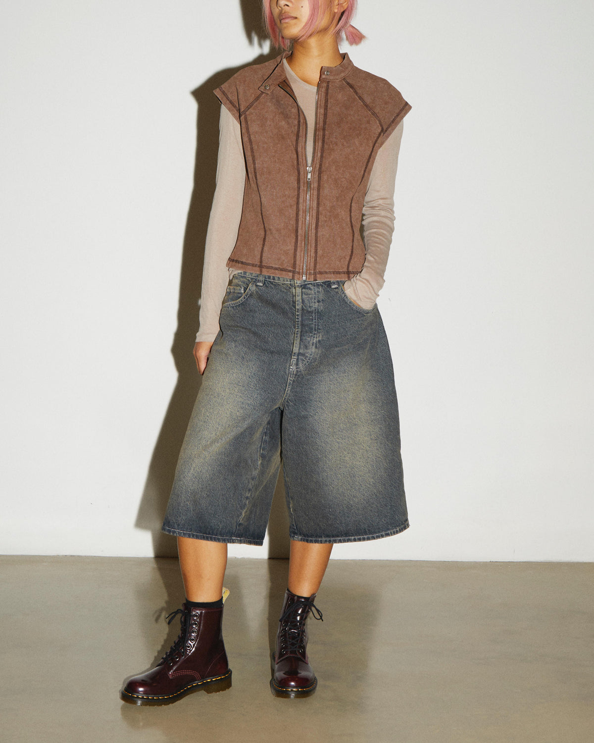 https://cdn.media.amplience.net/i/drmartens/23756600.81.jpg