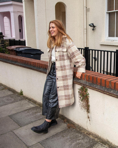 https://cdn.media.amplience.net/i/drmartens/24016001.83.jpg
