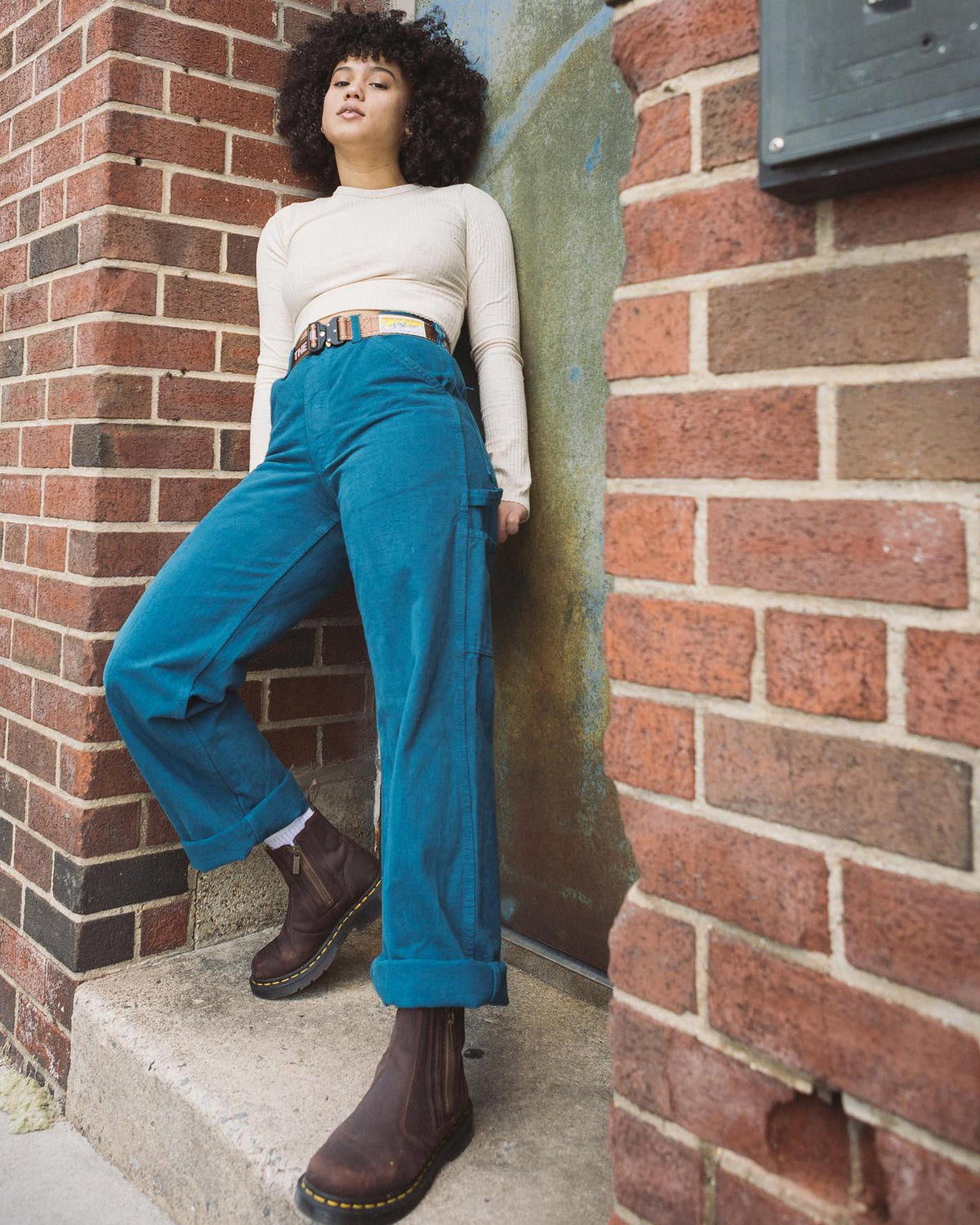 https://cdn.media.amplience.net/i/drmartens/24017201.83.jpg