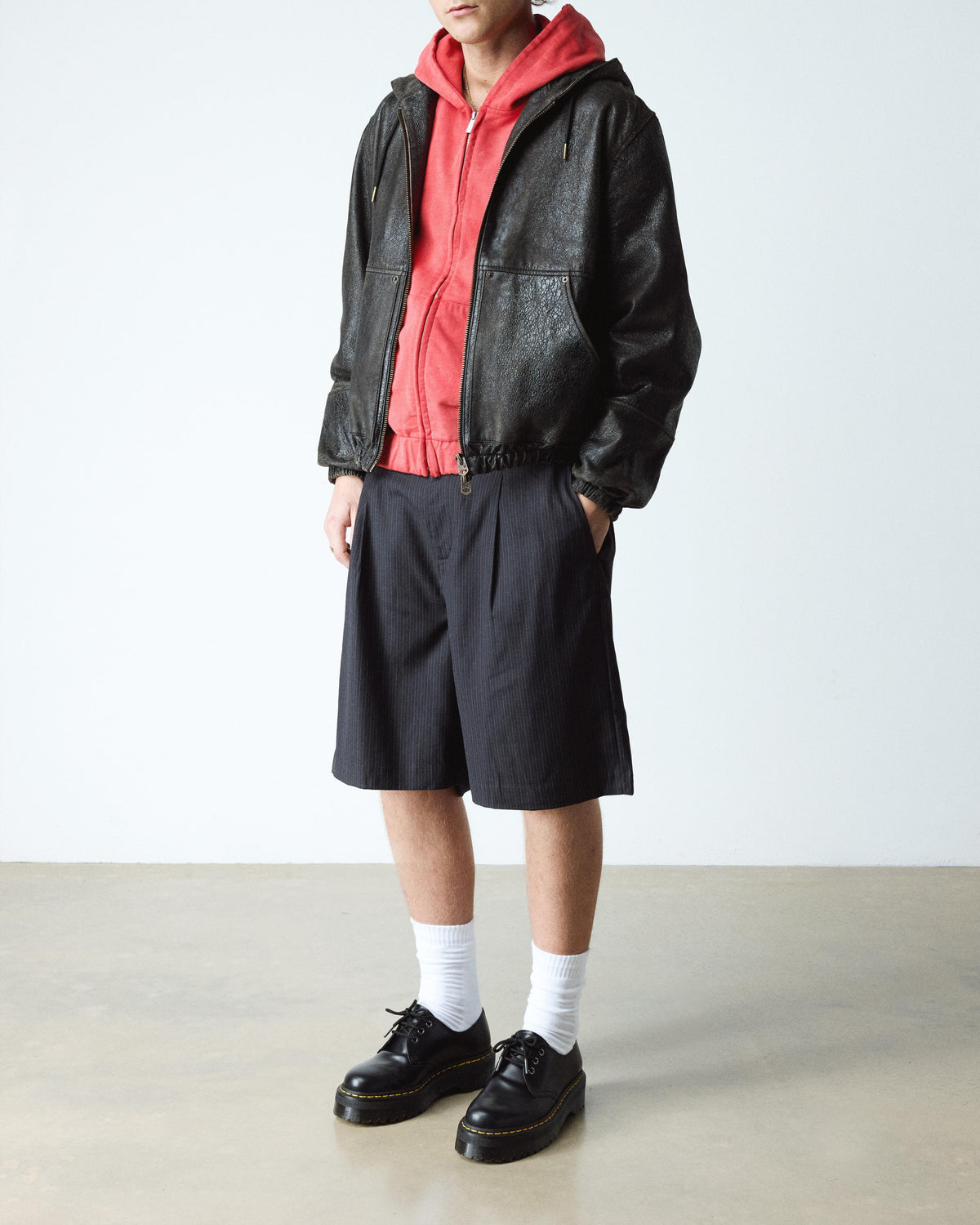 https://cdn.media.amplience.net/i/drmartens/25567001.81.jpg