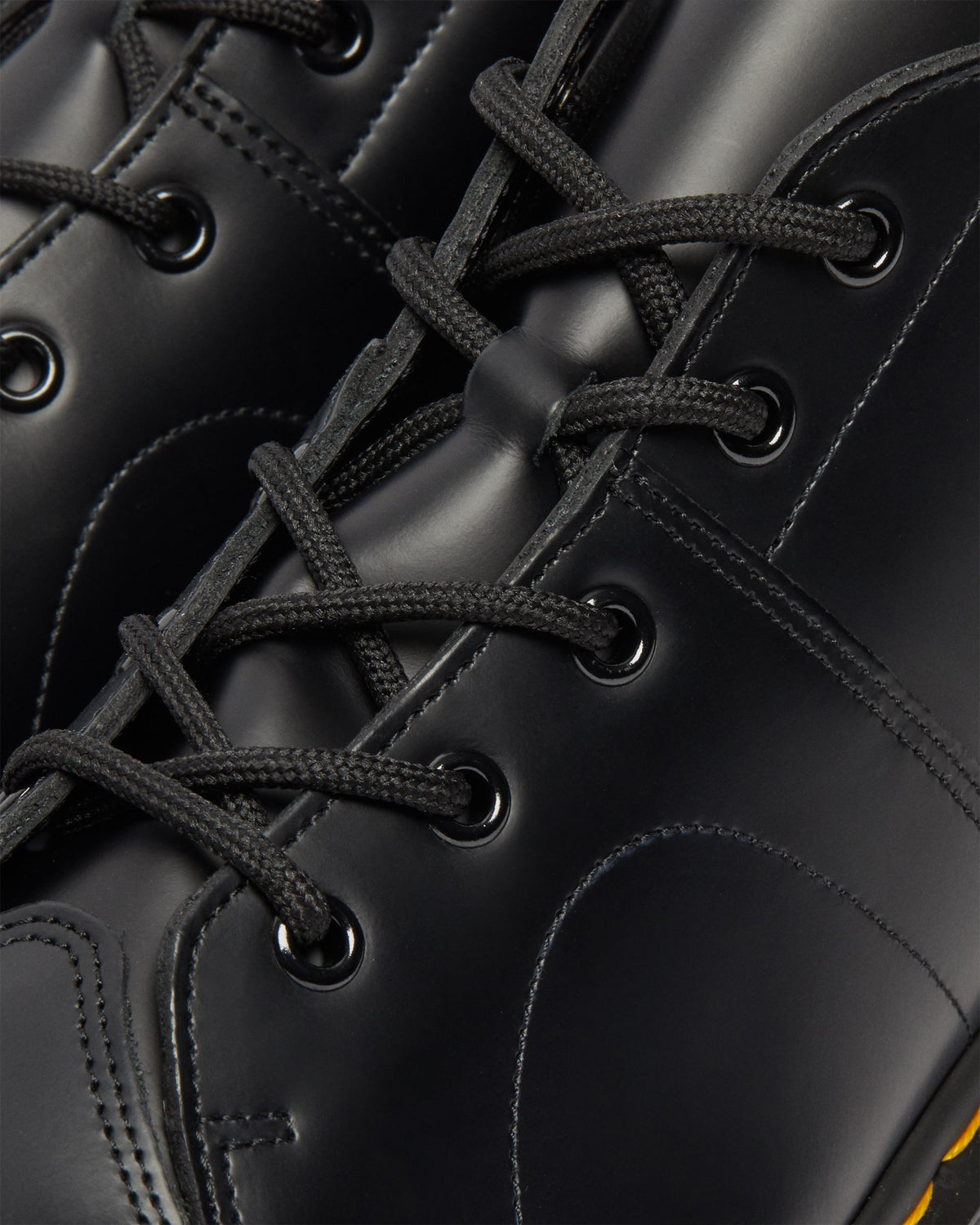 https://cdn.media.amplience.net/i/drmartens/26256001.86.jpg