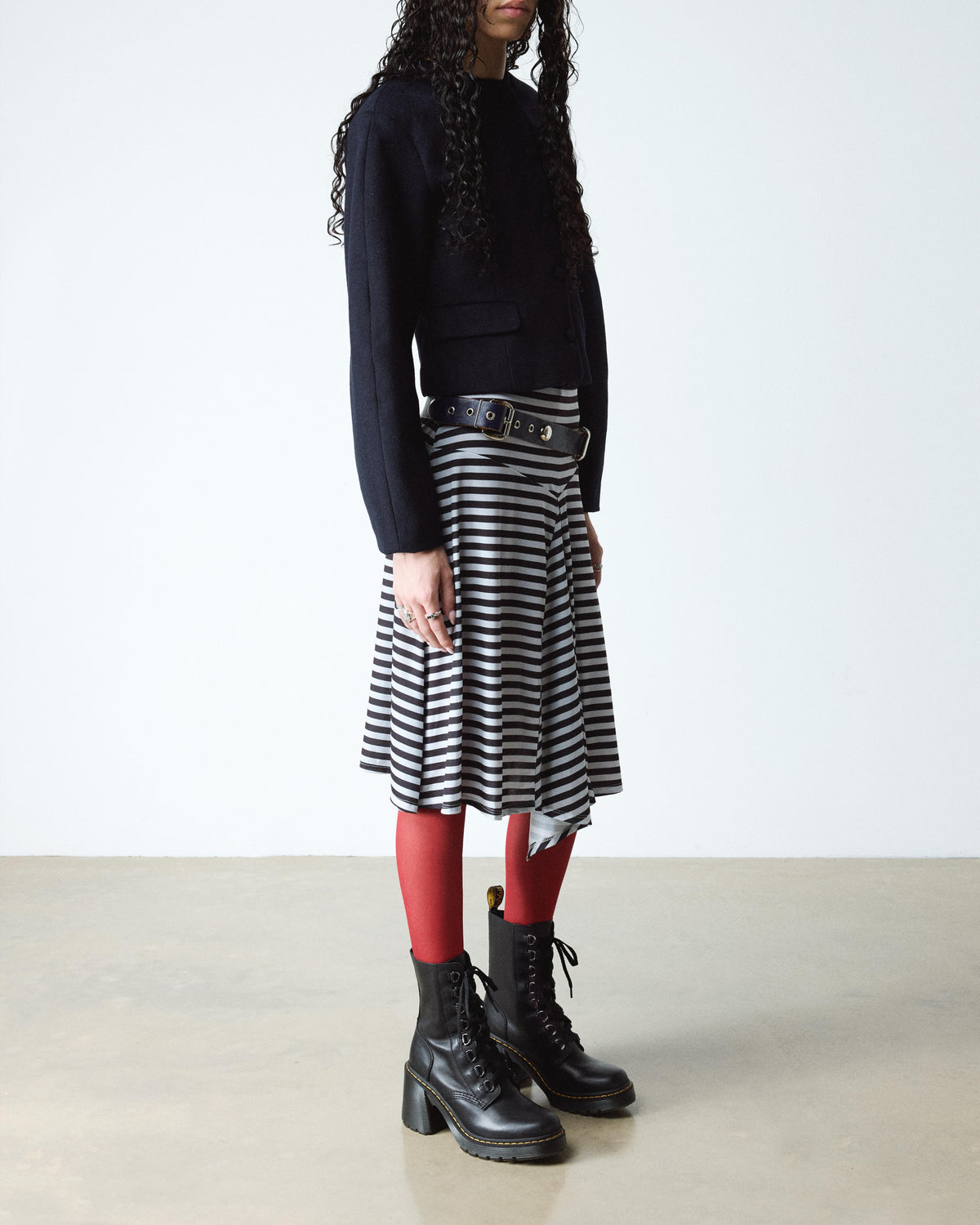 https://cdn.media.amplience.net/i/drmartens/26701001.81.jpg