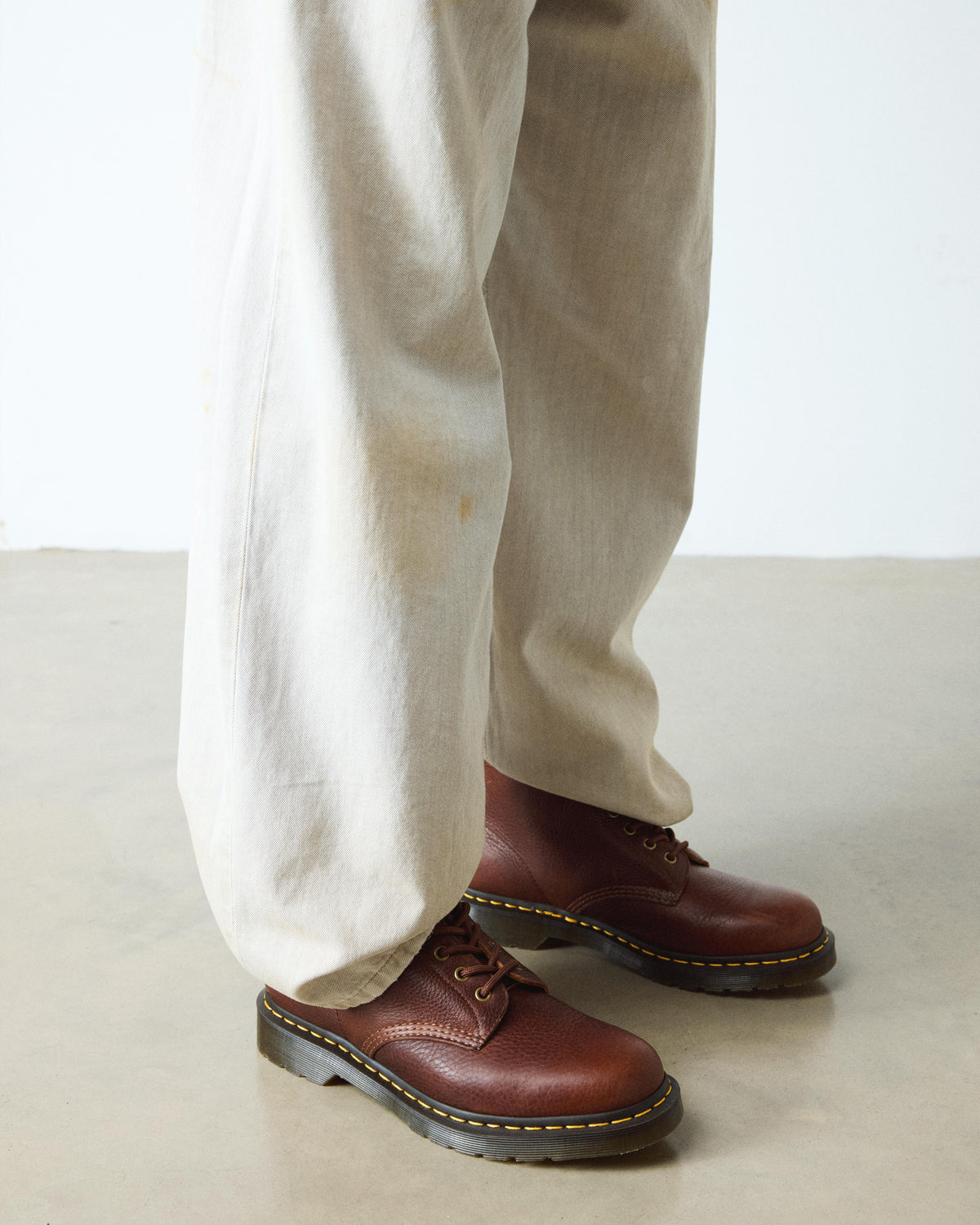 https://cdn.media.amplience.net/i/drmartens/31976253.81.jpg